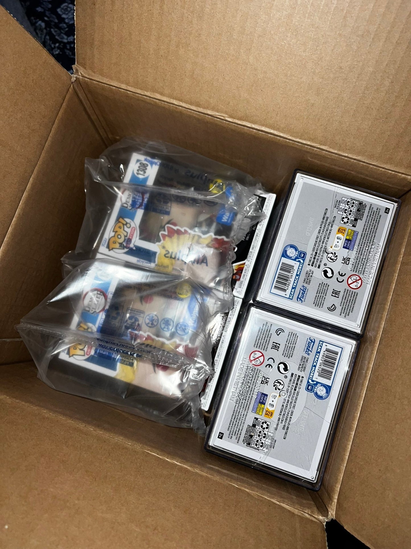 Funko Pop! Animation: Demon Slayer – Kyojuro Rengoku (Glow) Vinyl Figure (Walmart Exclusive) (+ Pop! Protector)